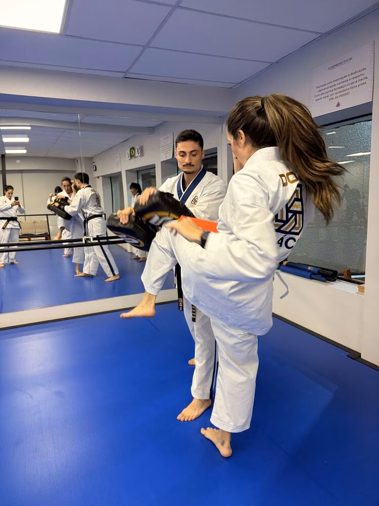 Alunos adultos em treino de preparo físico na Dojo Artes Marciais