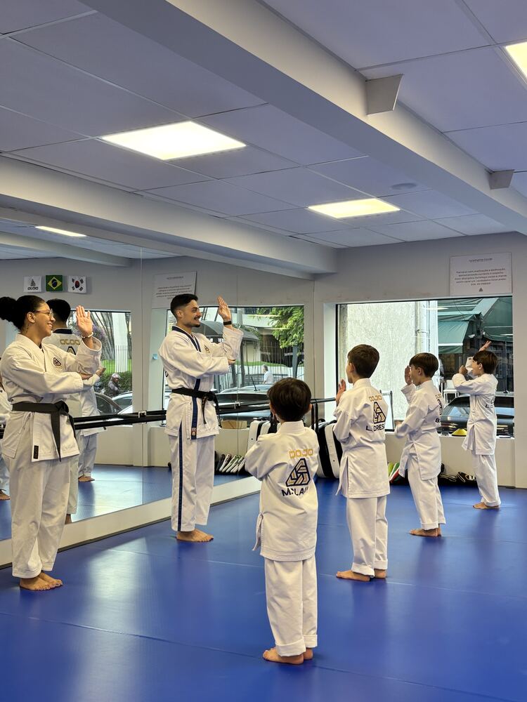 Crianças da turma LFT treinando na Dojo Artes Marciais