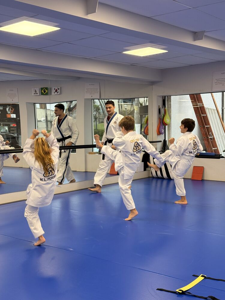 Criança da turma Little Tigers treinando na Dojo Artes Marciais
